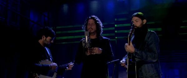 Chris Cornell interpreteaza o piesa Pearl Jam