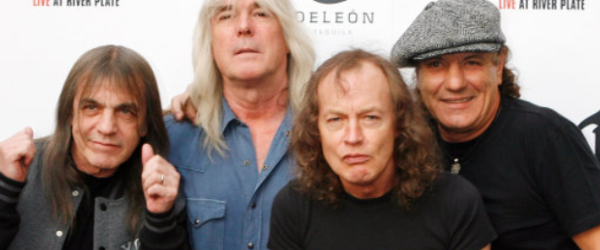 Chitaristul AC/DC a suferit un atac cerebral. O posibila destramare a trupei (UPDATE)