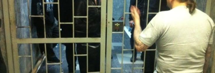 Primele poze cu Behemoth in sala de tribunal si inchisoarea din Rusia