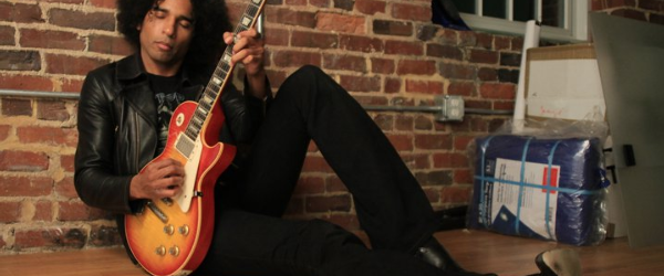 Solistul Alice in Chains realizeaza doua documentare