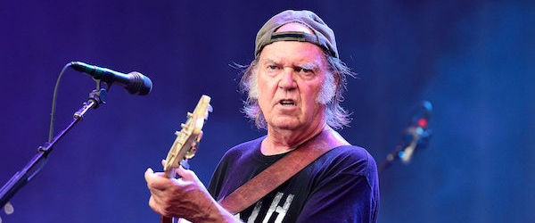 Neil Young isi anuleaza concertul din Tel Aviv, din motive de securitate