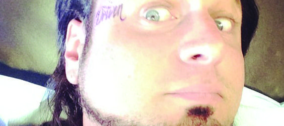 Chitaristul Five Finger Death Punch are un nou tatuaj pe... fata