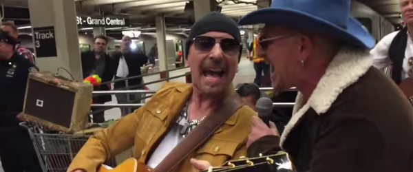 Cei de la U2 au cantat deghizati la metroul din New York
