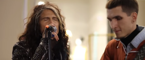 Steven Tyler de la Aerosmith a cantat cu un artist stradal - video
