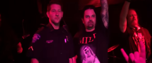 Un politist a urcat pe scena alaturi de o trupa de Death Metal