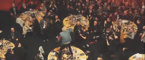 Solistul Bring Me The Horizon le-a distrus masa celor de la Coldplay in cadrul NME Awards - video