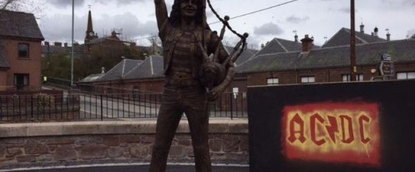 Scotienii i-au facut statuie lui Bon Scott (AC/DC)