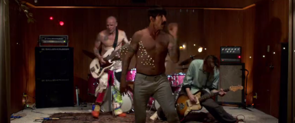 Red Hot Chili Peppers au scos un clip nou pentru 'Dark Necessities'