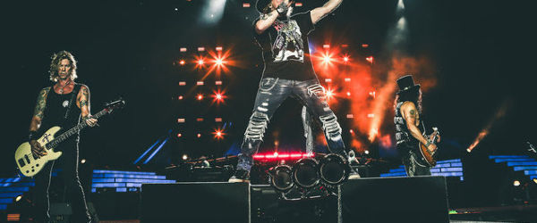 Guns n' Roses au fost retinuti la granita canadiana pentru posesie de arme