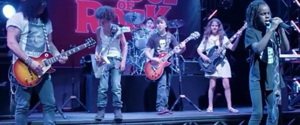 Slash le-a facut o surpriza copiilor de la School of Rock