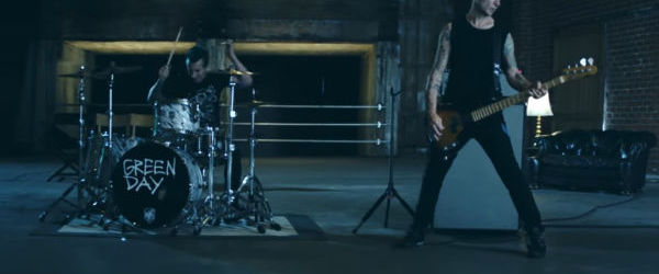 Green Day au lansat videoclipul piesei 'Still Breathing'