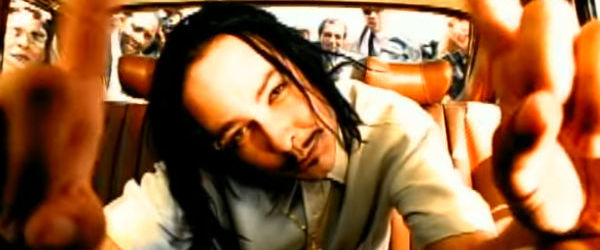 Find Shady! Gaseste-l pe Eminem in clipul 'Got The Life' de la Korn
