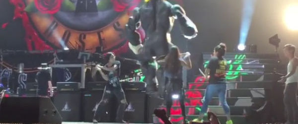 Guns N' Roses au chemat mexicani pe scena sa-l bata pe Trump