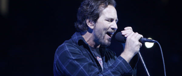 Pearl Jam au donat 70.000 de dolari barbatului care l-a salvat pe Eddie Vedder de la inec