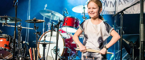 Viralul zilei: O fetita a castigat Denmark's Got Talent cantand la tobe