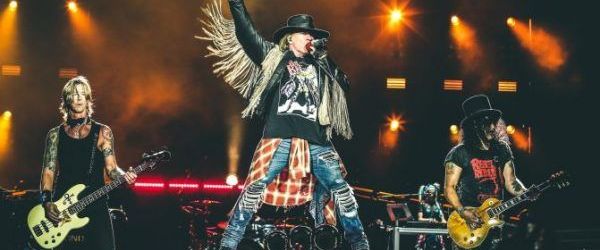 Guns N' Roses au cantat 'Black Hole Sun' in memoria lui Chris Cornell