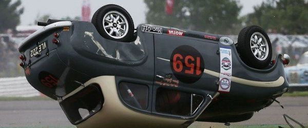 Brian Johnson s-a raturnat cu masina in timpul unei curse vintage