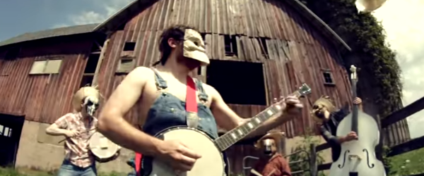 Rob Scallon se intoarce cu un cover la banjo pentru Psychosocial