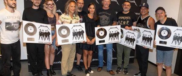 Metallica a primit discul de platina pentru vanzarile albumului 'Hardwired...to Self-Destruct' in Romania