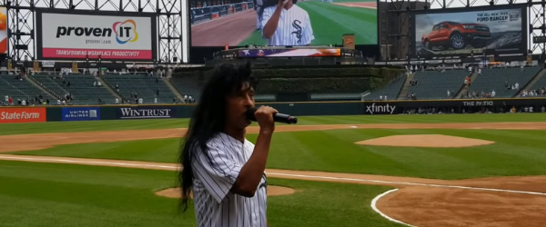 Joey Belladonna de la Anthrax a cantat imnul SUA inaintea unui meci de baseball