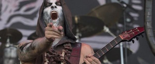 Nergal si chitaristul Jeffrey Dunn au interpretat piesa 'Satanachist' din carantina