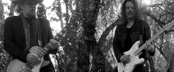 Adrian Smith si Richie Kotzen au lansat un nou single insotit de clip, 'Scars'