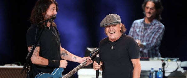 Brian Johnson de la AC/DC a interpretrat melodia 'Back In Black' alaturi de Foo Fighters