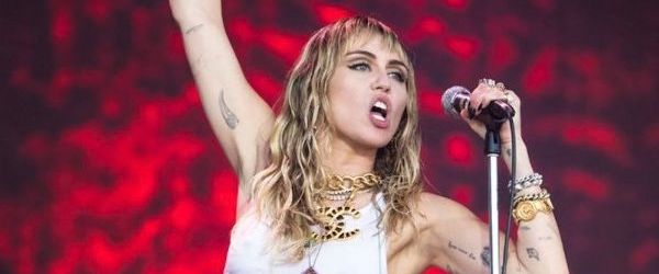 Miley Cyrus a lansat un clip pentru 'Nothing Else Matters' alaturi de Elton John, Yo-Yo Ma, Robert Trujillo si Chad Smith