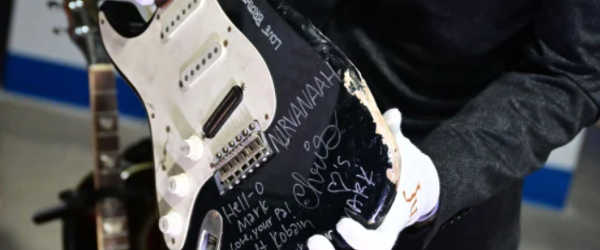 Chitara zdrobita- Fender- a lui Kurt Cobain s-a vandut cu aproape 600.000 de dolari