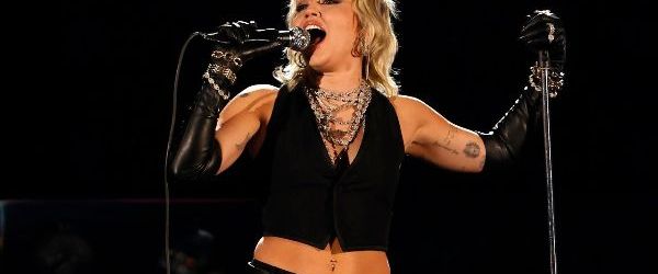 Miley Cyrus a facut un cover pentru 'We Will Rock You' de la Queen